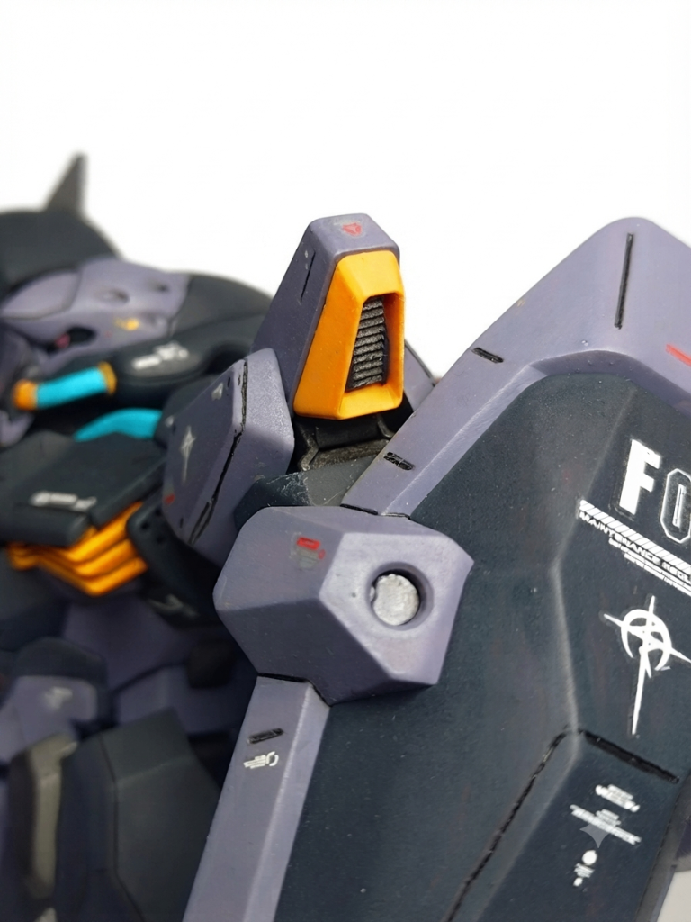 左肩ディティール100均で購入した結束バンド（黒）をカットしてスターブライトアイアンで塗装。瞬間接着剤で固定してます。同様の加工をフロントスカートにもしてます。