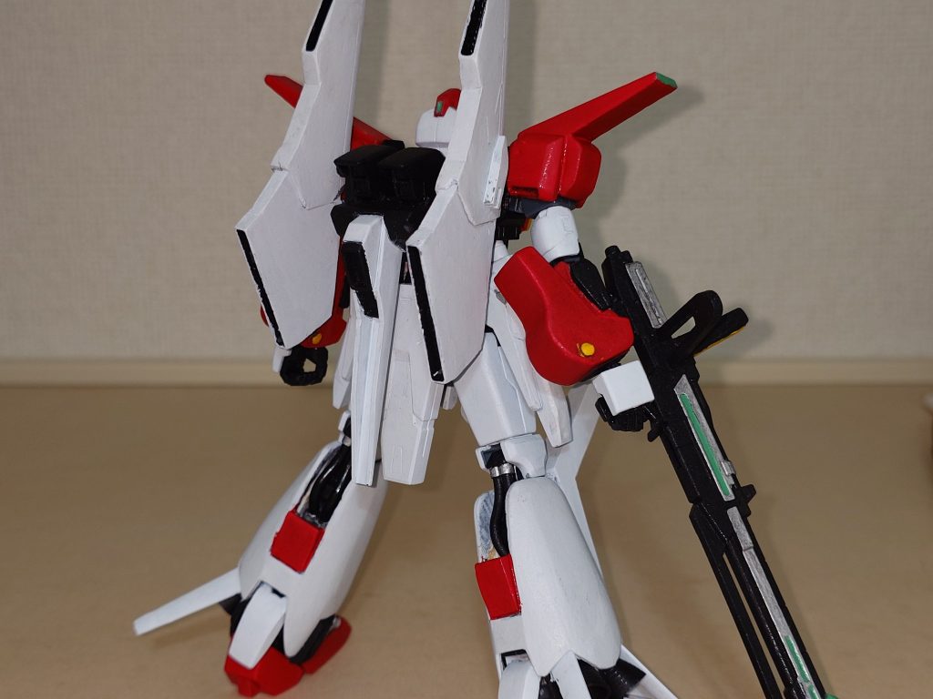 背中。バックパックは形が近いと思ったデュエルガンダムを拝借。