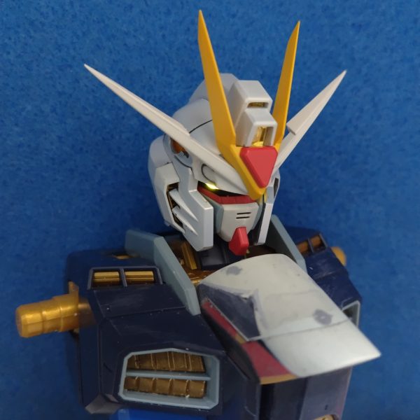 お安くGETしたジャンク品のPGストライクフリーダムを改修開始です♪あまりいじくり回すつもりはありませんが、まずはツインアイや胸カバーなどの形状変更から手を加えました♪（2枚目）