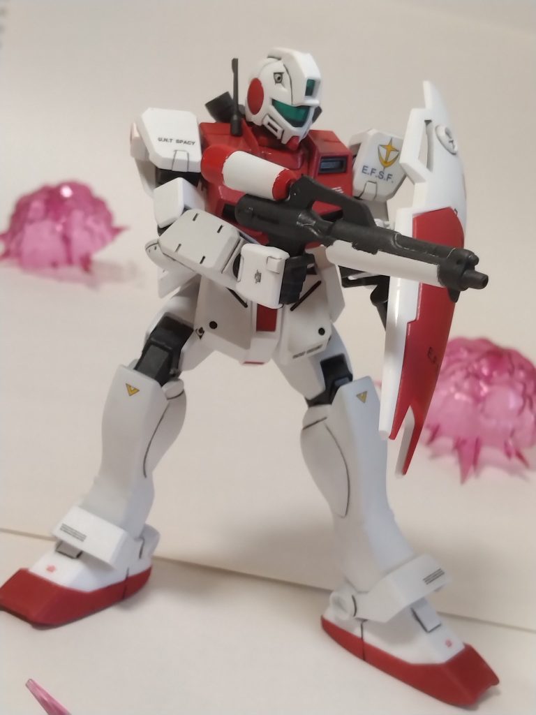 ライフルを構えるジム・コマンド！バイザーアイは裏からシルバーを塗ってあります。