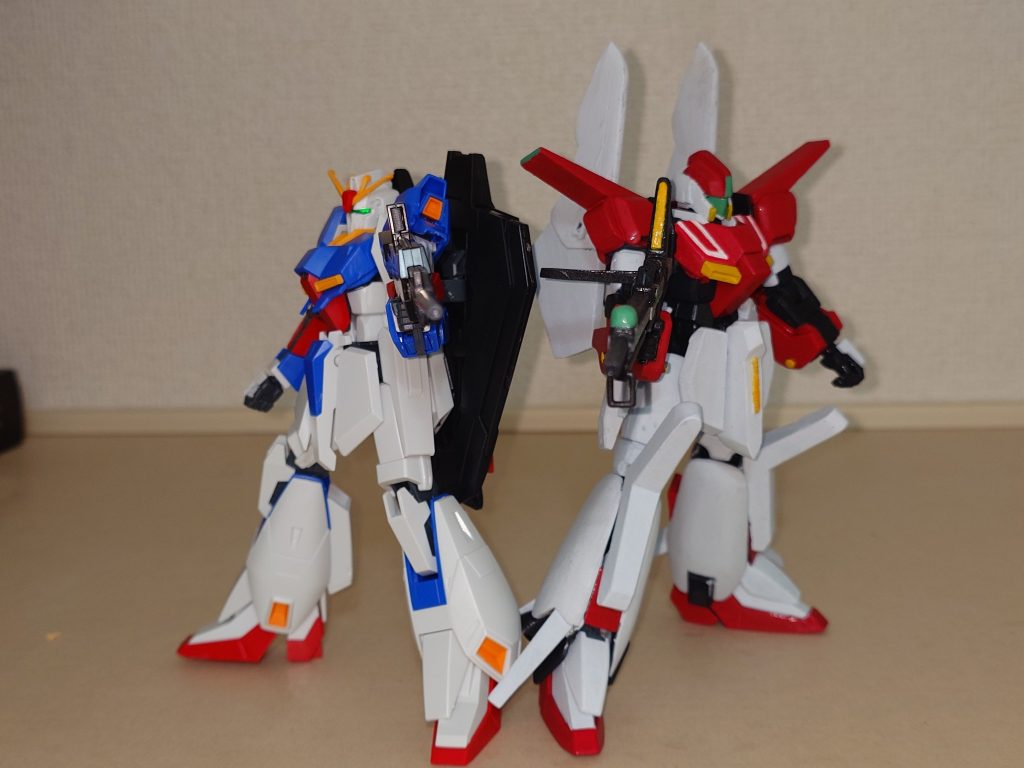 パチ組ノーマルゼータとパシャリ。似てるとこもあれば似てないとこも。特に肩。ノーマルゼータの何をどういじったら量産型ゼータの肩になるんだろう……？あの方の出っ張り、どこから出てきたのか。