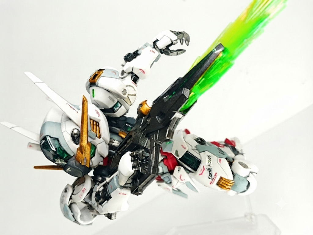 ビームブレイドビーム刃は成形色そのままです。ちら見えしてる左フトモモにある『EARTH HOME（地球寮）』デカールがお気に入りポイント。パイセンに無理やり書かれたイメージ。