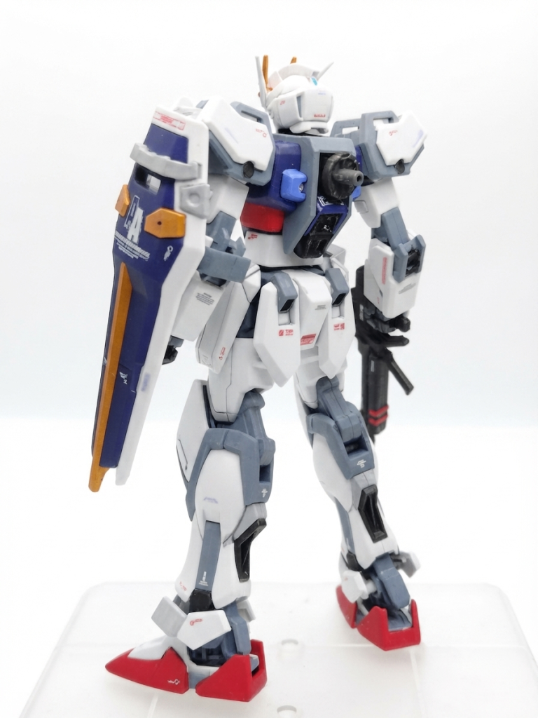 GAT-X105 ストライクガンダム白1…つや消しホワイト白2…エアクラフトグレー赤…モンザレッド青…ティターンズブルー黄…スターブライトゴールド灰…ネイビーグレーMETALBUILDを参考に塗り分け。ディティールアップとしてデカールは3色使用、カメラアイとセンサーはラビテープ＆UVレジン仕上げ。ビームライフルはミッドナイトグレーとスターブライトアイアンで塗り分けてますが、…わかんねえなコレ（笑）