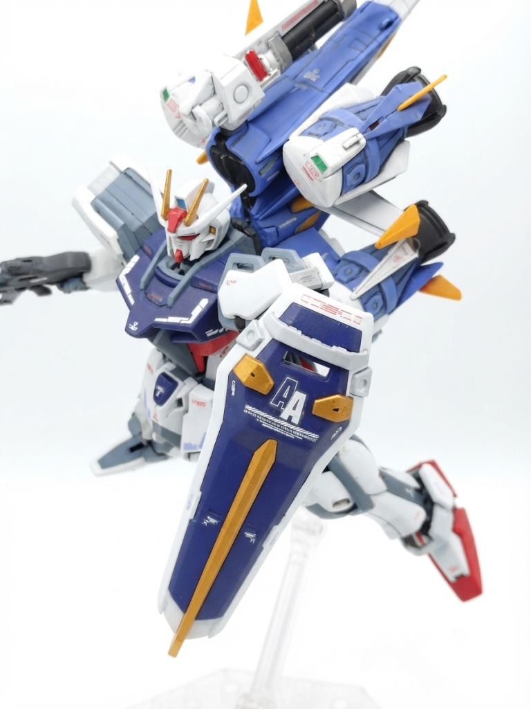 ガンバレルストライカーストライカー装着時のバランスを見て本体を暗めに仕上げてます。シールドを本体色に合わせたので統一感があるような気がします。