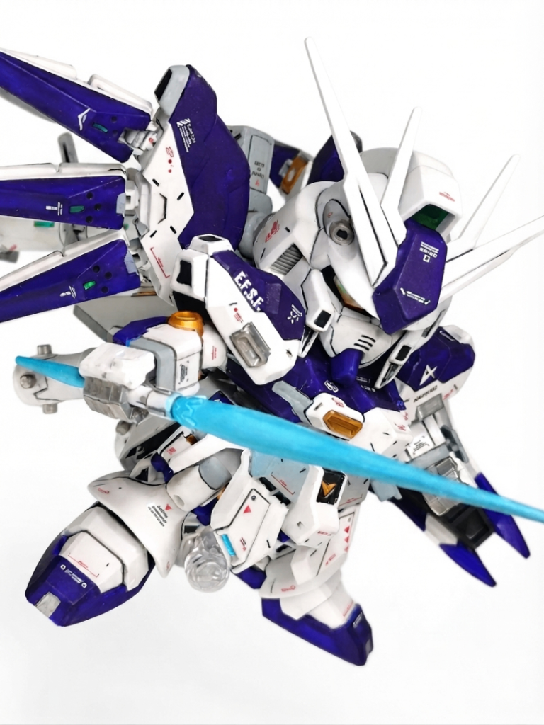 ビームサーベルビーム刃はガンダムマーカーのトランザムホロブルー…のはずなんですが、マットにしちゃったのでフツーに水色に見えますね。