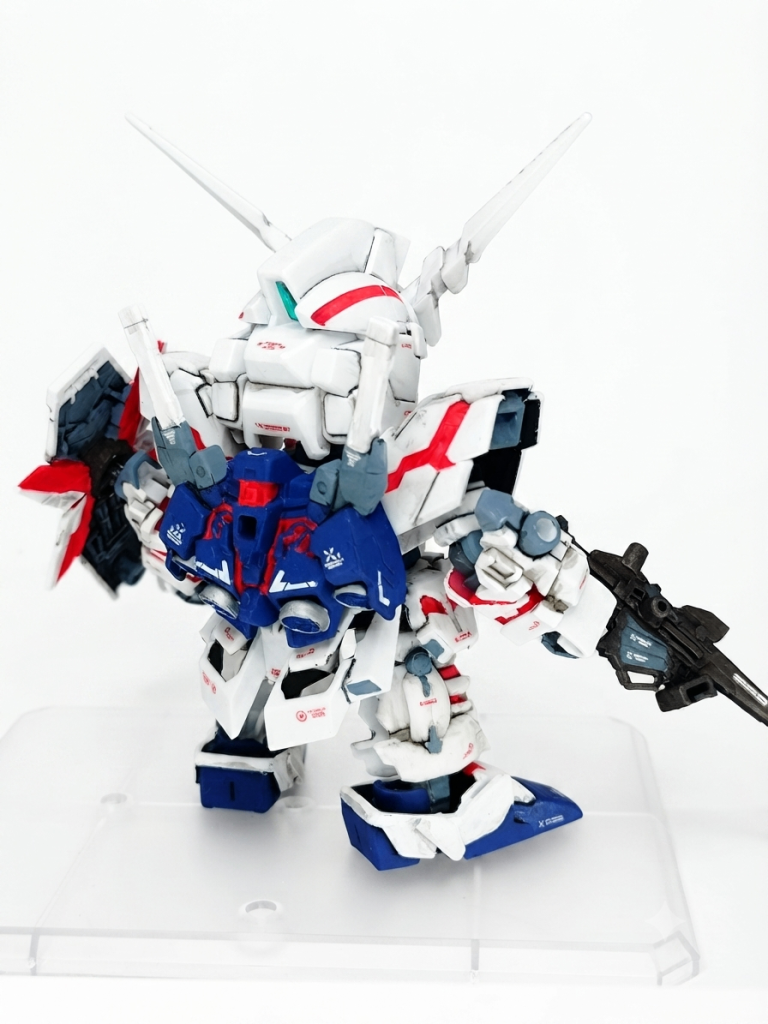 白…オフホワイト黒…ジャーマングレー青…ティターンズブルー灰…ネイビーグレー金…スーパーリッチゴールド武装類は焼鉄色、サイコフレームはメタリックレッド＆蛍光ピンクで塗装。センサー類は付属シールの上からラピテープ＆UVレジンコーティングでギラギラにしてます。