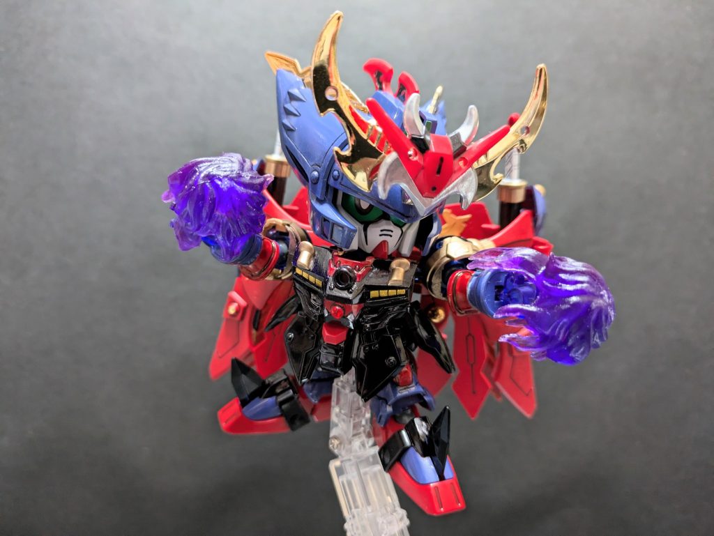 兜はジョイントを削るだけでLGBB飛駆鳥の頭部に嵌まりました。特徴的な顔のスリットはこの不器用な震える手での塗装は不可能と判断し、ホイルシールを切り出して貼りました。胸鎧の塗装が地味に難しかったです。
