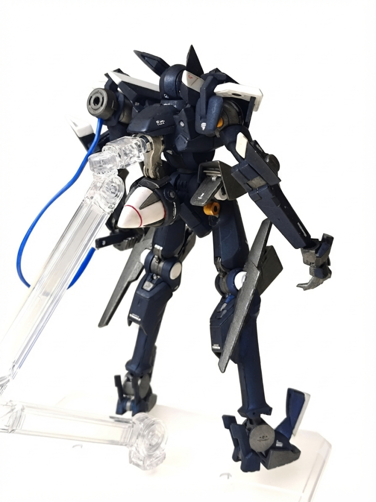 黒1…プリズムブルーブラック黒2…スターブライトアイアン白…つや消しホワイトシルバー、ゴールドでポイント塗装。デカールは市販のもの2色とクアンタの余りで（本人的には）控えめに。左肩と右フトモモのアシンメトリーがこだわりです。
