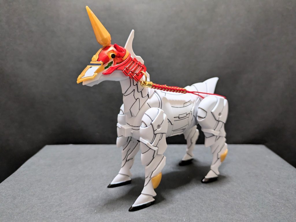 風雲再起マスターガンダムといえば風雲再起を作らずして終われません。ガンダム界のニコイチですから。当初は『ＲGゴッド拡張セット』の風雲再起をそのまま使う超手抜きをかまそうとしていましたが、やはりきっちり武者（武馬？）にしてあげようと翻意。『ナイトワールド軍馬』をベースに、『信長専用軍馬』の甲冑に改造を施して装着しました。『典韋』のモヒカンを切り出して角に見立てました。
