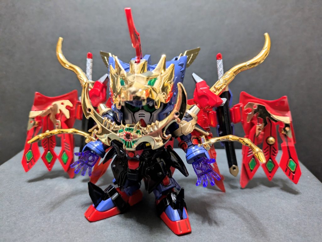 闇獣装の陣スーパーモードへ変幻。魔星大将軍の変身ギミックそのままですが、マントの拡張によってより豪華に仕上がりました。ただ、赤い顔に変わるのはモチーフから見ても意味不明なので省きました。