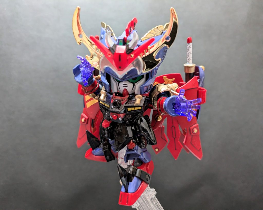 『魔星大将軍』をレジェンドBB体型化する曖昧な構想で制作を開始したのですが、頼みの『典韋マスターガンダム』では体の線が細すぎて試作１号はバランスが悪すぎてボツ。次に可動域の広い『Ｇジェネ　ゴッドガンダム』に魔星の鎧を着せる方向で進めましたが互換性が無さすぎて試作２号はツギハギだらけでボツ。ベースの確立まで難航を極めました(泣)