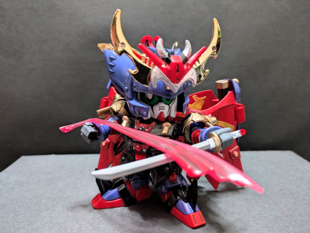 腕部のみ典韋のものを採用。肩の突起を魔星大将軍の金メッキパーツに差し替えました。LGBB飛駆鳥の脚部、足の甲を中央で裂いて典韋の突起を差し込んでいます。妖刀・闇風は元キットでも小さ過ぎるので號斗の刀を利用して本体のサイズに見合うものに変更しました。
