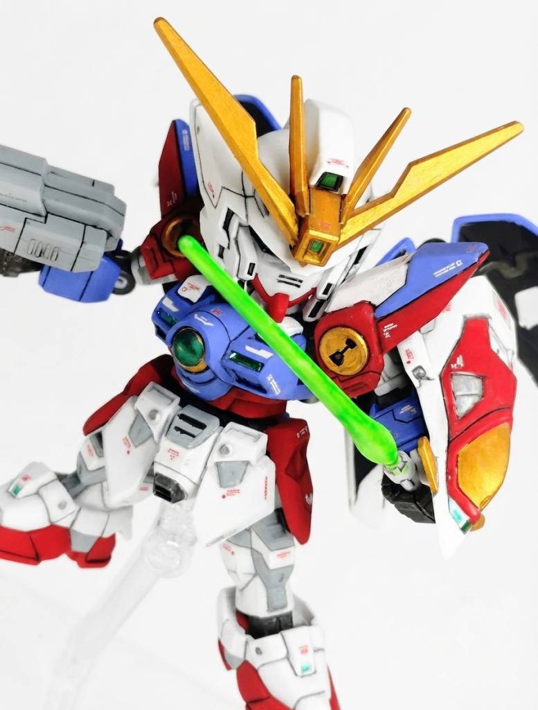 ビームサーベル蛍光グリーンで塗ってるので光ります。サーベルラックは再現されてません。というか肩アーマー裏のブースターの形状も微妙に違います。SD規格アレンジ、嫌いじゃないんですけどね。