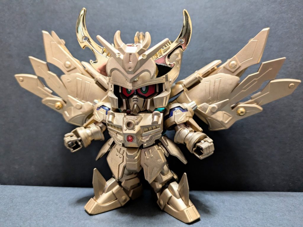 マント部が跳ね上がるシーンも再現したかったのですが、設計ミスで構造的に固定することができず、無理矢理テープで貼っています(泣)