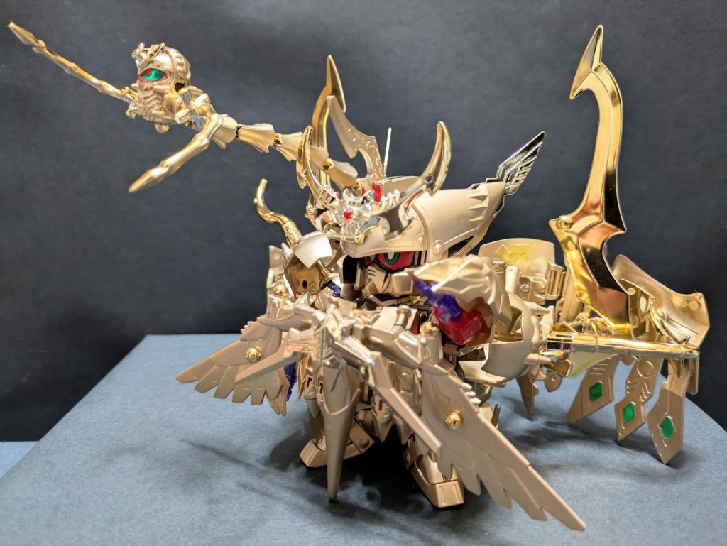 前作の魔星頑駄無をもう１キット制作し、タミヤゴールドで塗装。胸鎧に天国途の後頭部と羽根を組み合わせ、『羽荒斗頑駄無』の神鳳角を逆向きに装着しました。前腰鎧に『張飛ゴッド』の甲装を、腕は『炎皇張飛ゴッド』のクリアレッドのものを甲装ごと使用しました。肩は宇折墮の装甲に愚嵐怒の角を合わせました。