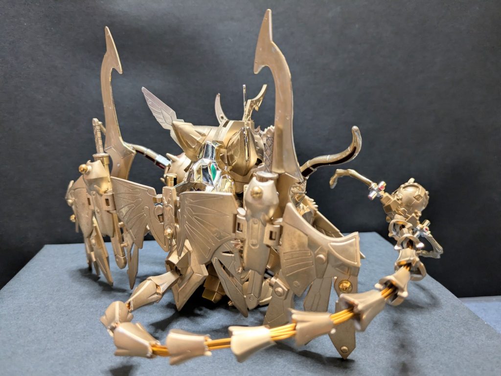 上記の愚嵐怒ベースのリアユニットを魔星本体とマント部でサンドイッチするかたちになります。さらに宇折墮を空中浮遊させるために魔神創造伝ワタルの『神龍王丸』からシッポを拝借。関節可動しなかったのでバラバラに切断し、束にしたハリガネを軸に繋ぎ合わせました。先頭に宇折墮を埋め込み、不気味にウネウネ蠢く感じを演出しました。