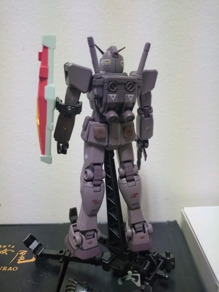 設定的には存在しないガンダムを作るって事でサイト7にて破壊を免れた部品を連邦が回収して作ったと言うかんじで。