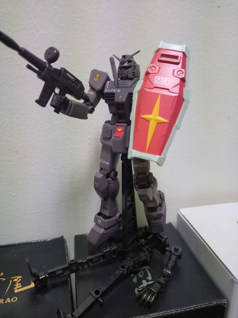 ちなみに盾はGフレームのジムかガンダムから。ビーム・ライフルは肉抜きが酷いのでGフレームのビーム・ライフルに置き換える予定です。なので何もしてないです。可動もほぼしないのでメンテナンスデッキに立たせておく感じでディスプレイしようかと。