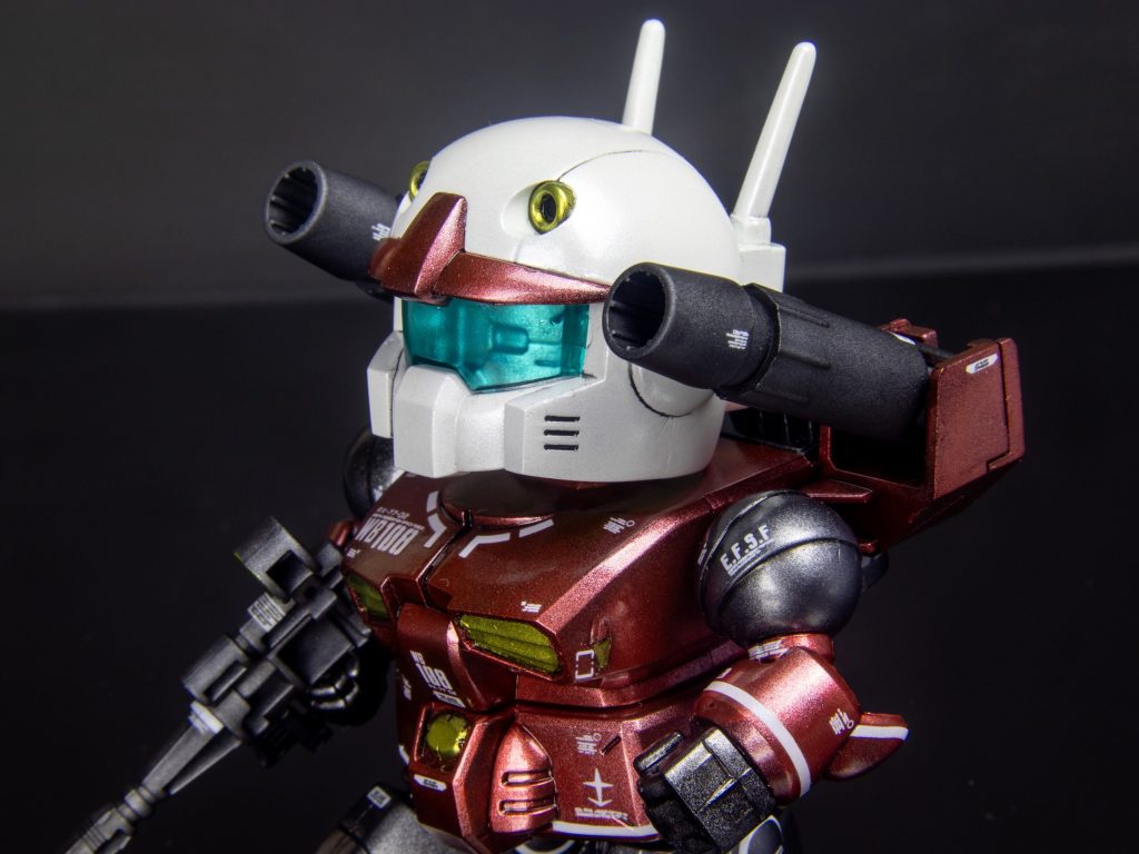 合わせ目消しにも挑戦SDEXとは異なり、SDGFではハンドパーツ等を後からはめ込むと言った構造ではなく、挟み込む構造が多く難航しました。境界に入れたマスキングテープを剥がす際に、塗装が剥がれてしまったりと問題は多かったです。不十分ではありますが、合わせ目消しの練習として意味がありました。