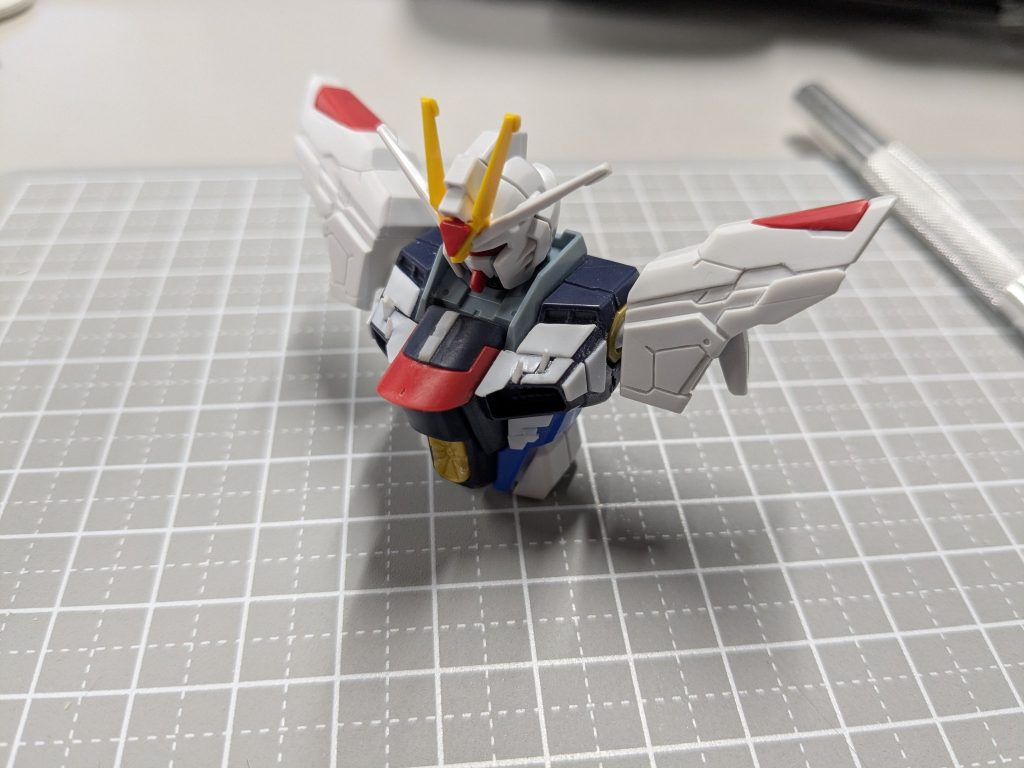 今回の課題はプラバンを使っての工作!装甲に貼ってディテール追加してます。肩の装甲はハッチオープン風にタガネとスピンブレードで掘りました。前面のスジボリは最終的に気に入らなかったので、掘り直しました。