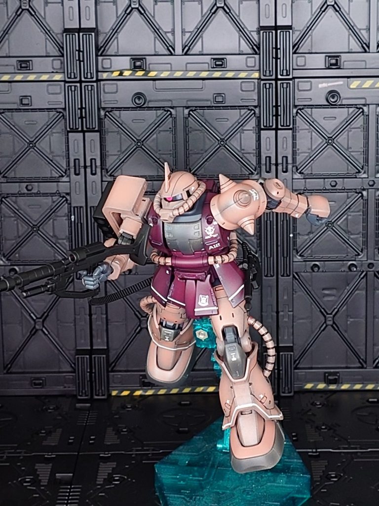 シールは段差が目立つのでガンダムデカールを使用しましたがスカート部分のラインが難しいですね〜。あと、腰の動力パイプのパーティングラインを消し忘れてエナメルの墨入れを失敗しました。