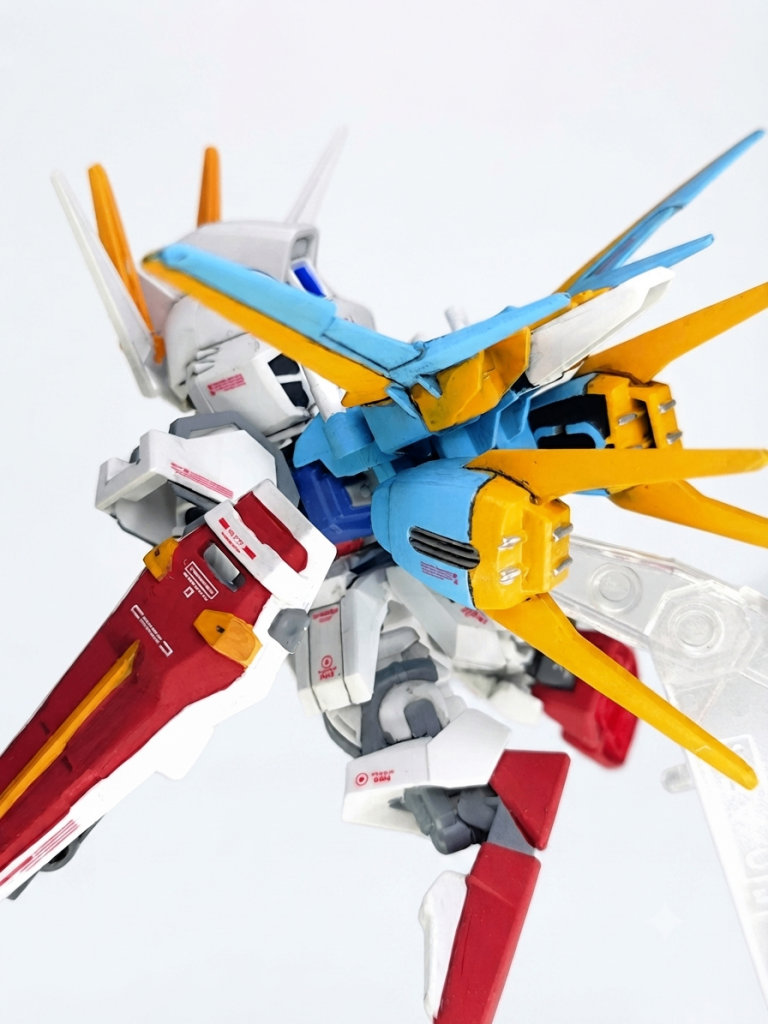 今回唯一の変更ポイントのストライカーパック。黒→スカイブルー、赤→キャラクターイエローに変更しただけです。中央パーツは設定通りのオフホワイト。