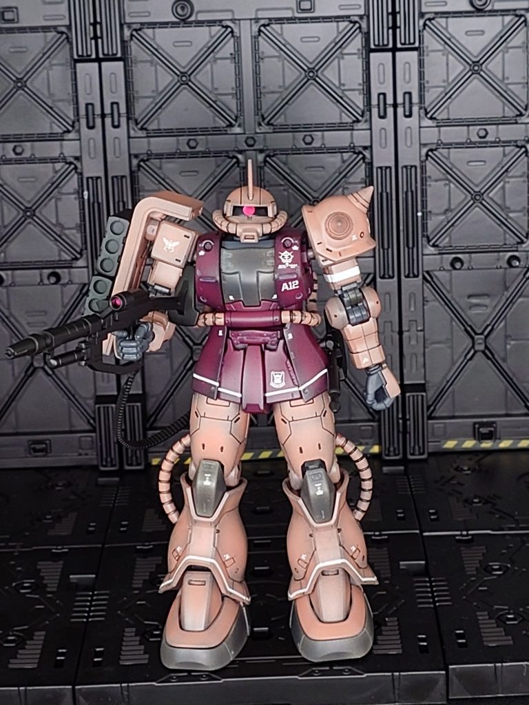 塗装は黒立ち上げのシャアレッドとシャアピンクフレームはメカサフヘビー、胸と膝はニュートラルグレーⅣ武器はリトルアーモリーカラーのアルマイトブラックです。