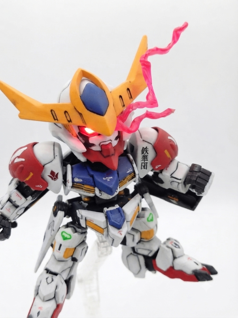 眼光エフェクト鉄血シリーズといえばコレ。様々な作例を参考に100均プラ板をライターで炙りました。ちょっとラインが太い気もするけど…SDなので許容範囲です。塗装は蛍光ピンク。