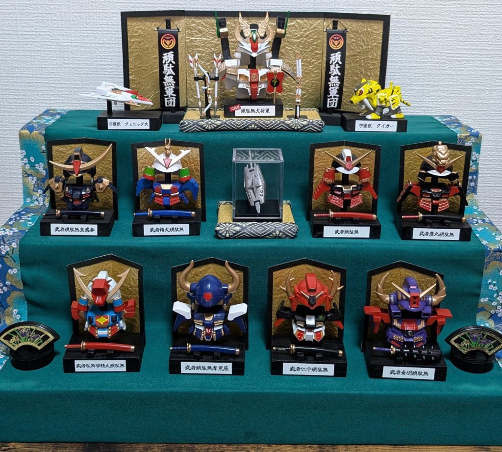 上段向かって左から「守護獣フェニックス」「二代目頑駄無大将軍　鎧兜」「守護獣タイガー」中段向かって左から「武者頑駄無真悪参　鎧兜」「武者精太頑駄無　鎧兜」「銀の楯＆銀狼剣」「武者頑駄無　鎧兜」「武者農丸頑駄無　鎧兜」下段向かって左から「武者駄舞留精太頑駄無　鎧兜」「武者頑駄無摩亜屈　鎧兜」「武者仁宇頑駄無　鎧兜」「武者斎胡頑駄無　鎧兜」