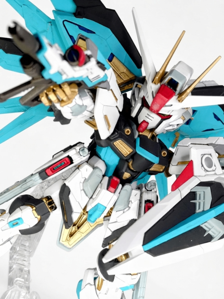 やはりパーソナルカラーなだけあってこの色塗るだけでミク感が増しますね！シールドはストフリにはないのでそれっぽく塗り分けました。その他形状の大きく違うところは自分解釈でアレンジしてます。