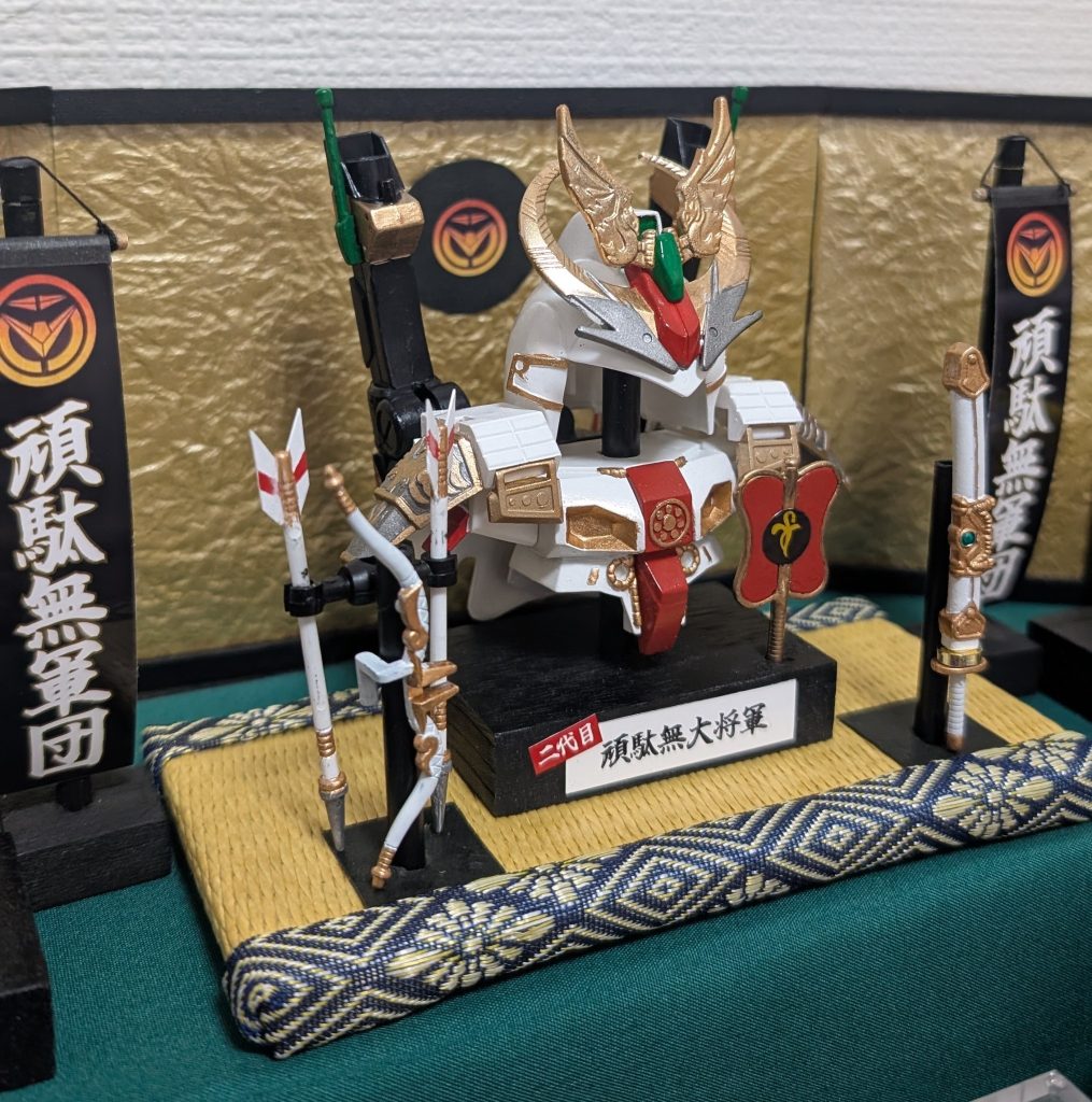 大将軍の鎧兜の両脇には幟旗と弓太刀飾りを。背後の金屏風も手作りです。