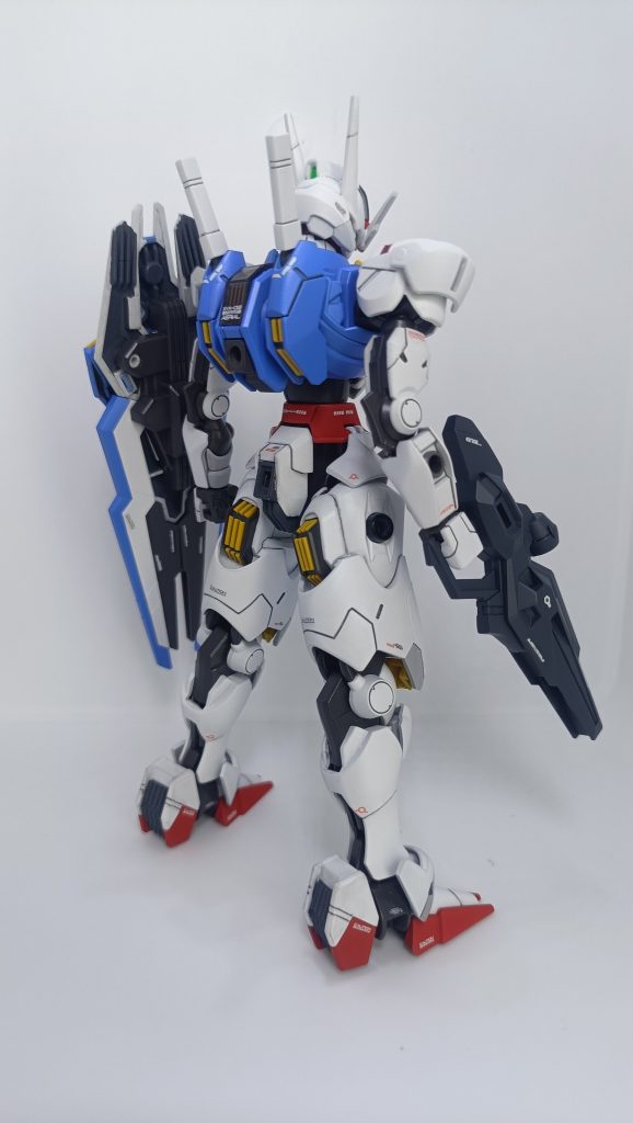 脚部は合わせ目を消して、後ハメ加工しました。足のフレームの肉抜きはディテールっぽくていいかなと思いましたが、半分だけ埋めました。
