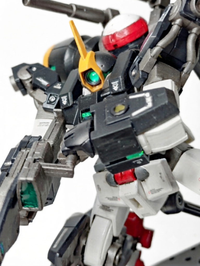ビームライフルプラスガンメタルとマットブラックで塗り分け。センサー部はメタリックグリーンの上にUVレジンでコーティングしてます。