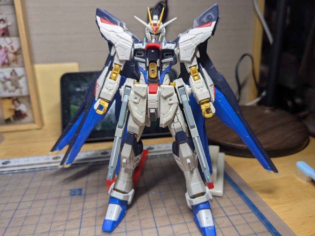ドラグーンはパテで延長してます。元キットは丸みがある形状で、少しぼってりしていたのでヤスって面を出し、シャープにしました。