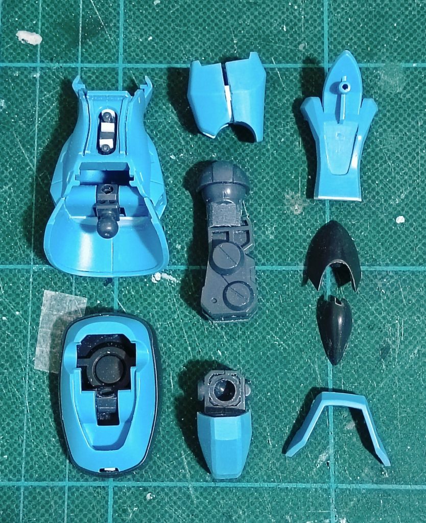 スネの装甲のダボにスペーサーを噛ませてサイコフレームのスペースを確保しました