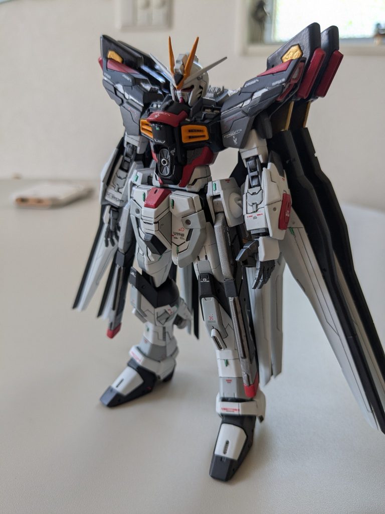 カラーはオリジナルで落ち着いた色を選択しました。内部フレームの金色があまり好みではなかったので、暗めの色にしています。本体だけだと暗すぎるかなと思いましたが、ドラグーンを白にしたので、良いバランスになりました。