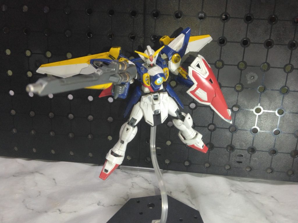 ウイングガンダムですが、初期の5機のガンダムの中で1番バランスのとれた機体になっています。武装はバスターライフルにビームサーベルとシンプルですが、この世界では充分に脅威。