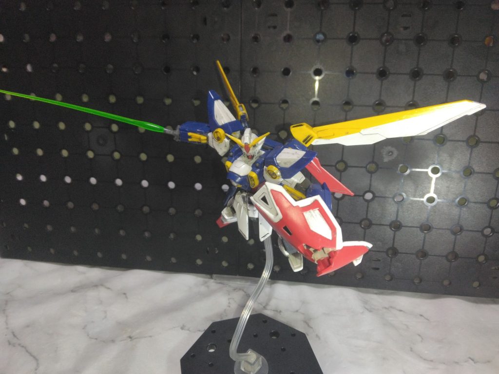 EG版と違い、シールドに収納されたサーベルグリップが可動して取り出せます。