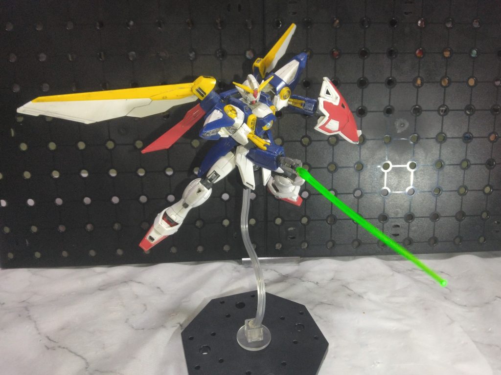 サーベルを使うガンダムはウイングガンダム系統しかいないので比較出来ませんが似合っています。