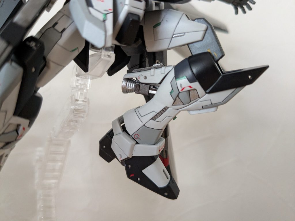 ふくらはぎはニューガンダムを参考にしました。雰囲気でバーニア付けちゃいました。