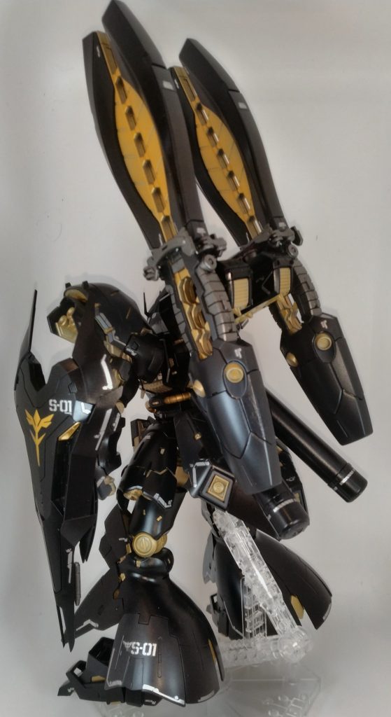 ブラックとミッドナイトブルーで外装塗り分け、関節や武器類には暗めのグレー系。見えるフレームはゴールドにしました。