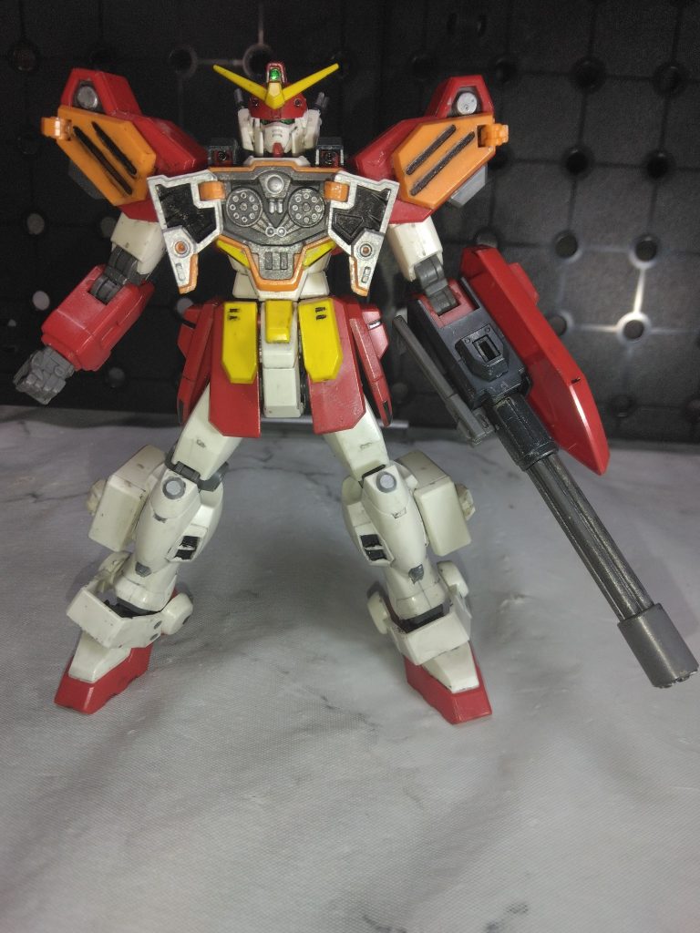 胸部ガトリング。OPシーンではヘビーアームズのカットで胸部ガトリングが開いている状態が映るので、記憶に残る武装。