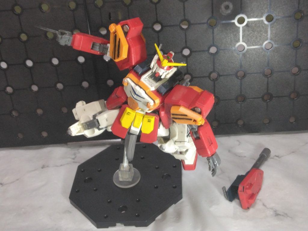トロワとヘビーアームズのもうひとつの特徴的な武装のアーミーナイフ。弾切れしたビームガトリングを腕から外し、重火器がなくなり接近して切り込みにかかるポーズ。