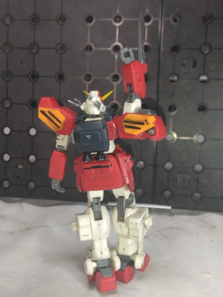普段物静かな印象のあるトロワですが、ガンダムパイロットをしながら、サーカスも講演して、敵組織に潜入してスパイをしてと大変な役回りですが、パイロット5人の中ではカトルに次いで話の分かる人物でした。デュオとは対照的にクールでしたけど、説明が必要な場面ではしっかり説明をして行動するいいキャラです。サンドロックカスタムEW版が発売されたので、ヘビーアームズカスタムEW版も発売期待しています。