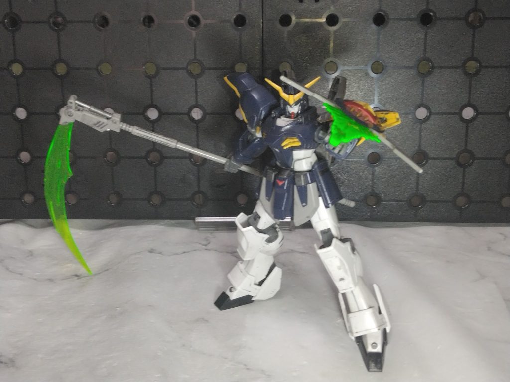 中・遠距離武装のバスターシールド。作中見た感じ撃ったら終わりの使い切り仕様の武器。ビームサイズより取り回し良さそうだからビーム刃出して振り回して使っても良さそうだけど、ゲームでしか見たことなかった気がする。