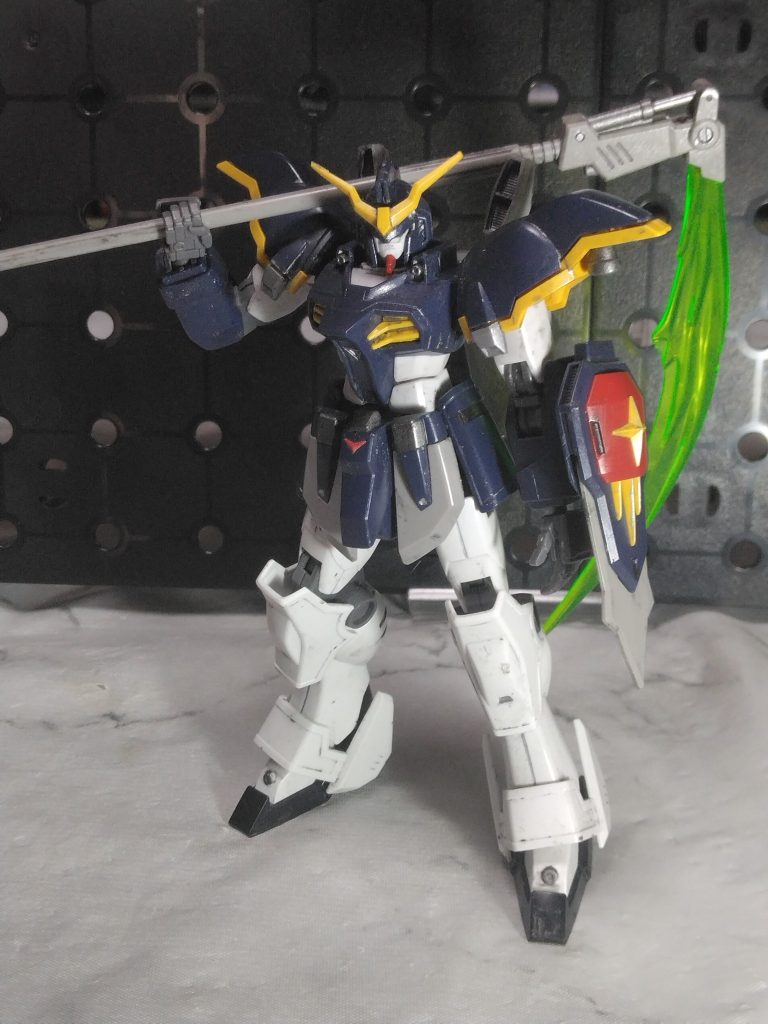 ガンダムデスサイズですが、死神の名前通りステルス機能を用いて対象に近づき破壊する、子供ながらに厨二心に結構刺さる場面が多かったです。武装はビームサイズ、バスターシールド、頭部バルカンとかなりシンプル。