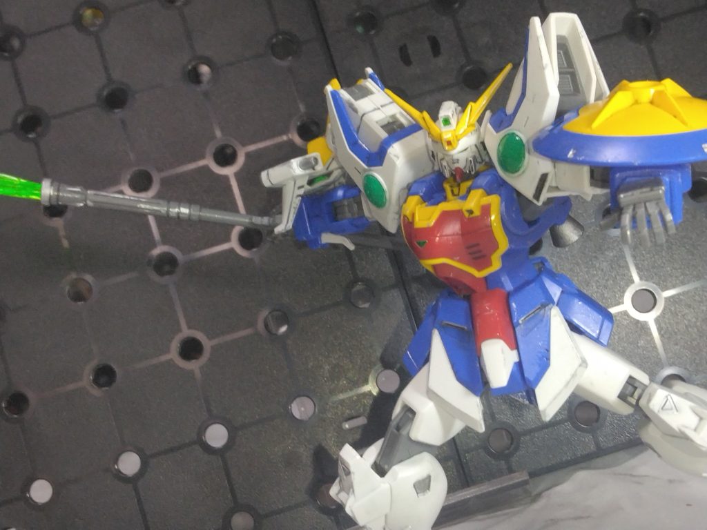 切り払いアップポーズ。五飛の思いが強いガンダムですが、強化されて名前が変わってもナタクと呼び続けるのは愛ですし、今後HGでアルトロンEW版がキット化されたときはアルトロンEWなのか、ガンダムナタク表記なのか気になるところです。そしてEWの小説版も五飛やナタクの事が語られているので、まだ読んだことのないかたは是非オススメです。