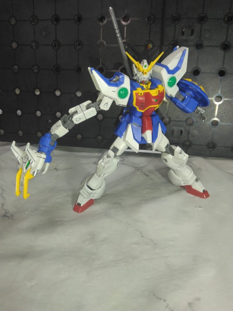 五飛のガンダムと言えば、ドラゴンハング。腕が伸びるのは後作品にもつながりますね😊ちなみに関節の延長パーツが付属するので、劇中のように距離をつけて伸ばす事も出来ます。