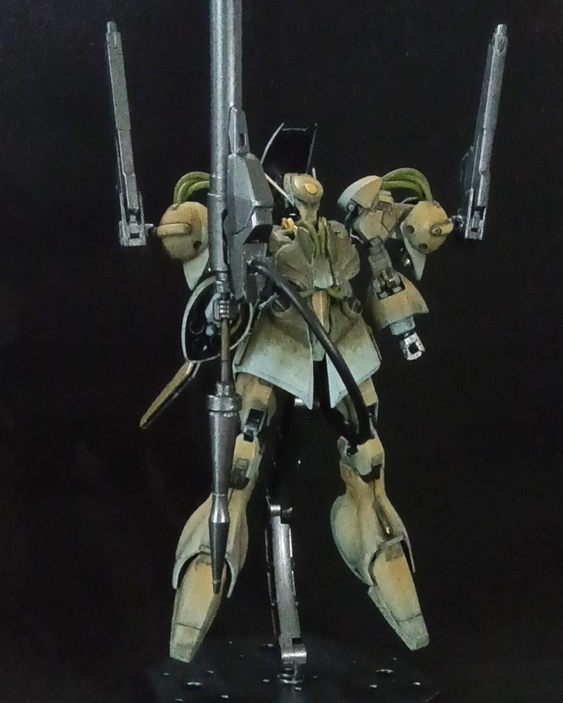 機体本体。全身のケーブルは、百均のイヤホン用やスマホの充電ケーブルを使用しています。