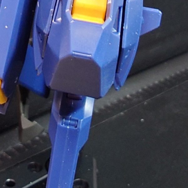 パーツ切り貼り＋プラ板貼り付け＋プラ板工作で全体的に弄っていた脚部がおおよそ完了しました！次は腕部に取り掛かりたいですね！意図はしてなかったんですが、足先を伸ばした時に人体で言う所の足の甲の部分がちょっと露出するような感じになってます！伸ばした状態の写真も撮ってるので、画像をスライドしていただければご覧いただけます！一応過去写真なので撮ってる角度が違うのですが、ほぼ未改造の状態の脚部も貼っときますね！ということで本日の作業進捗でした！おやすみなさい！（3枚目）